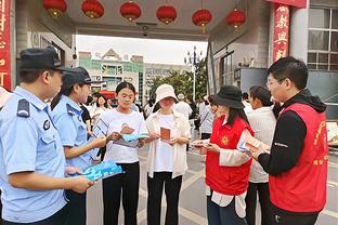 笑开了花！？詹姆斯赛后在场上跟塔图姆拉家常